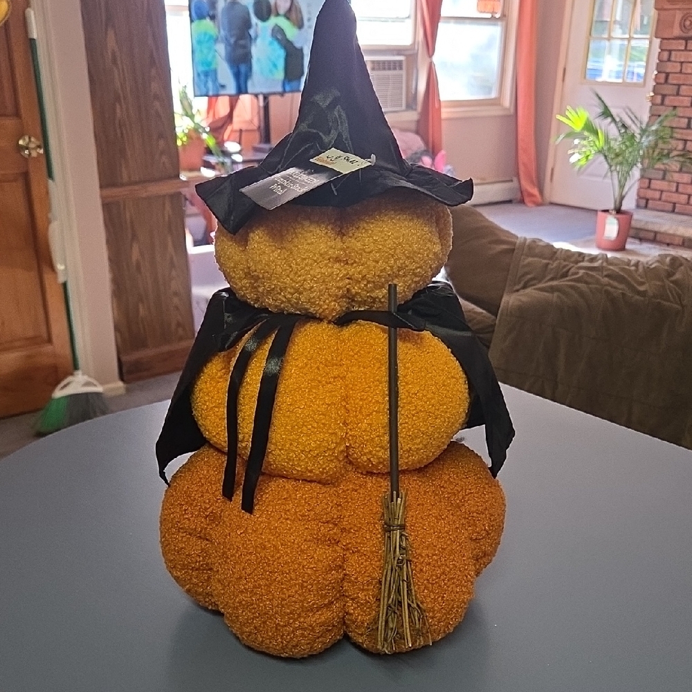 Charming Witch Hat Pumpkin Stack Decor